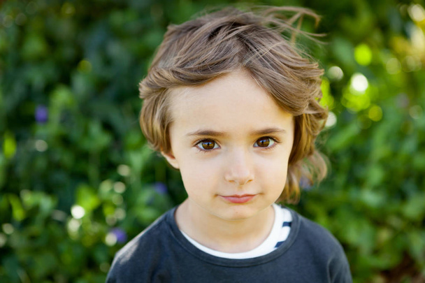 Criança pequena com cabelo encaracolado
 - Foto, Imagem