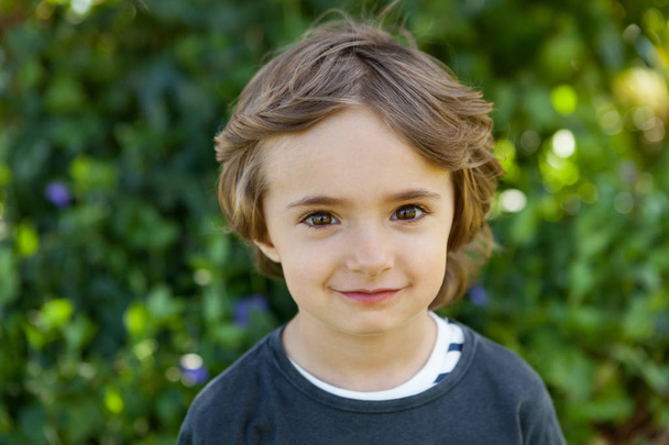 Criança pequena com cabelo encaracolado
 - Foto, Imagem