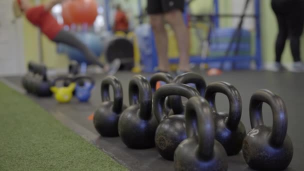 Σκηνή από άτομα σε μια πολυάσχολη γυμναστήριο - Πλάνα, βίντεο