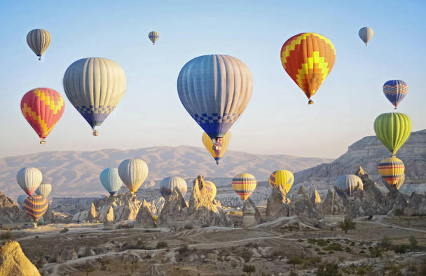 Coloridos globos de aire caliente volando sobre el valle en Capadocia
 - Foto, Imagen