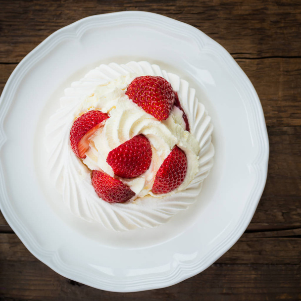 Mini Pavlova Meringue Cake with Fresh Strawberries - Foto, immagini
