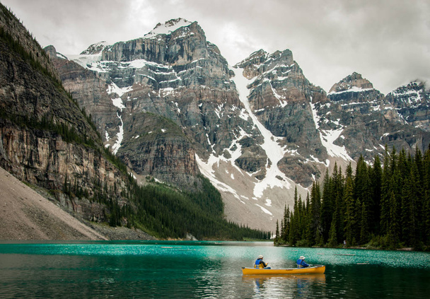 Kanada kayalık dağlarında Gölü buzultaş - Fotoğraf, Görsel