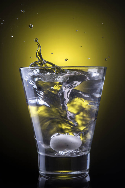 Glasses with liquid , and spray - Foto, imagen