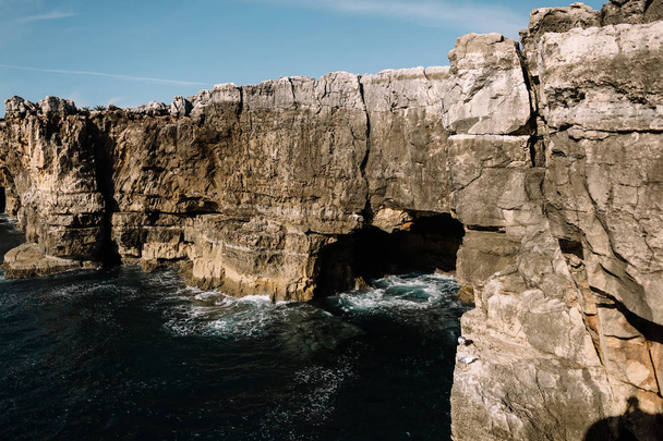 barlangban egy sziklán partra, óceán, Portugália - Fotó, kép