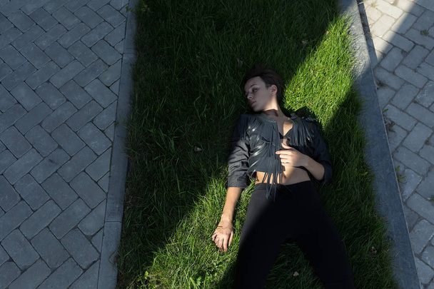 menina em jaqueta preta na grama
 - Foto, Imagem