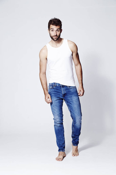 Barefoot man in vest and jeans - Foto, afbeelding