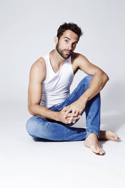 Handsome man in vest and jeans  - Foto, afbeelding