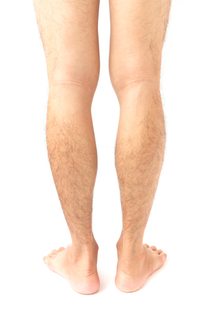Κινηματογράφηση σε πρώτο πλάνο πίσω από το δέρμα τους άνδρες στα πόδια και τριχωτό με λευκό φόντο, περίθαλψη και ιατρική αντίληψη - Φωτογραφία, εικόνα