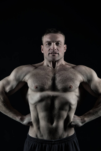 handsome bodybuilder man with muscular body training in gym - Zdjęcie, obraz