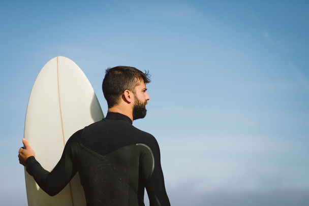 Szörfös hullámok előtt szörfözés keres - Fotó, kép