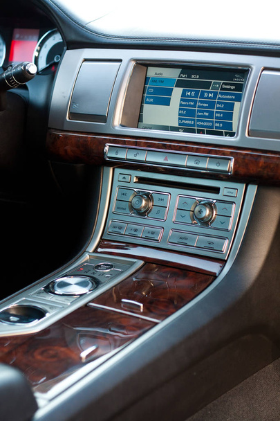 Винница, Украина - 05 сентября 2012.Jaguar XF concept car.Inside автомобиль, трансмиссия, интерьер автомобиля, логотип Jaguar
 - Фото, изображение