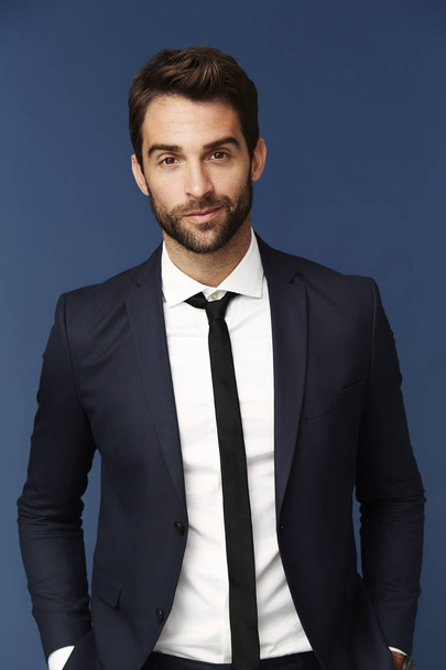 Handsome man in suit   - Foto, afbeelding