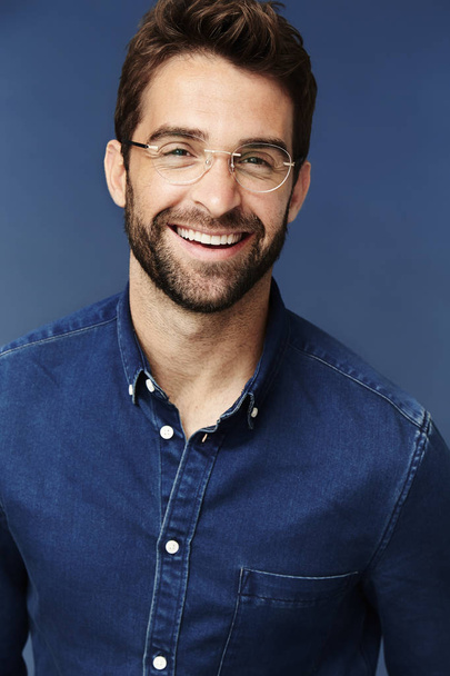Man smiling in blue shirt - Foto, immagini
