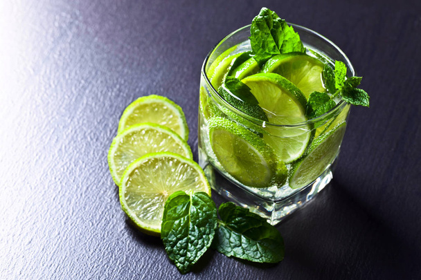 Drink with lime and peppermint - Foto, immagini