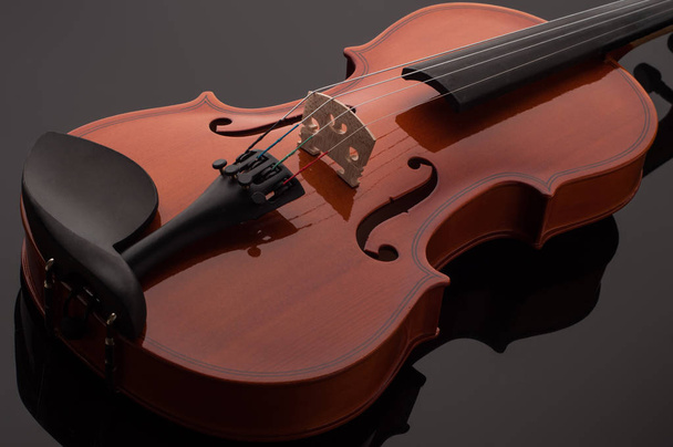 Violín instrumentos musicales de orquesta primer plano sobre negro
 - Foto, Imagen