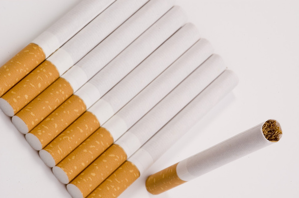 cigarrillo sobre fondo blanco - Foto, Imagen