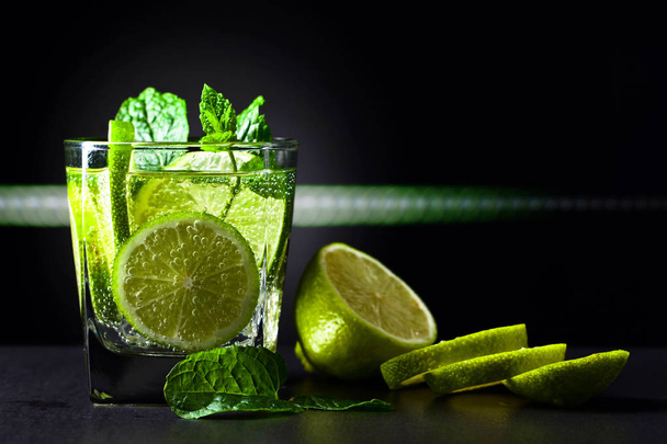 Boire avec citron vert et menthe poivrée
 - Photo, image