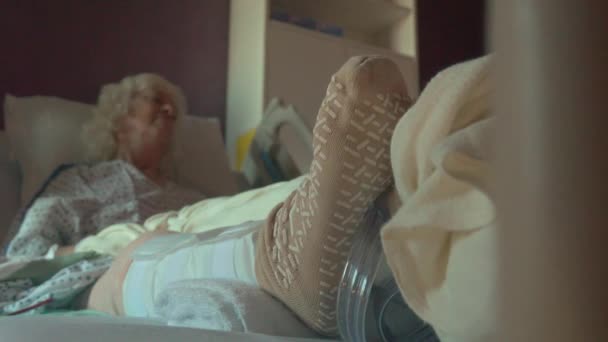 Dolly schot van ouderen knie vervanging patiënt slapen - Video