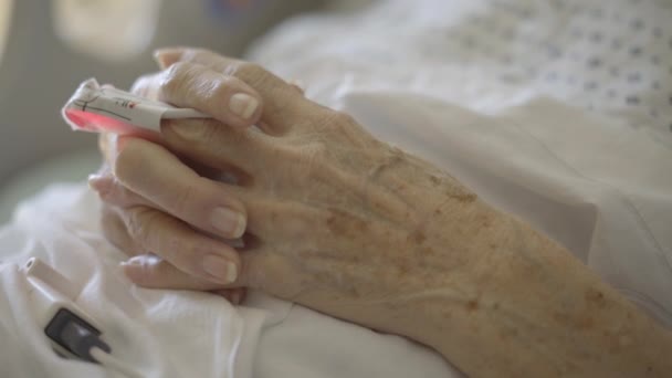 Handen van slapende oudere vrouw - Video