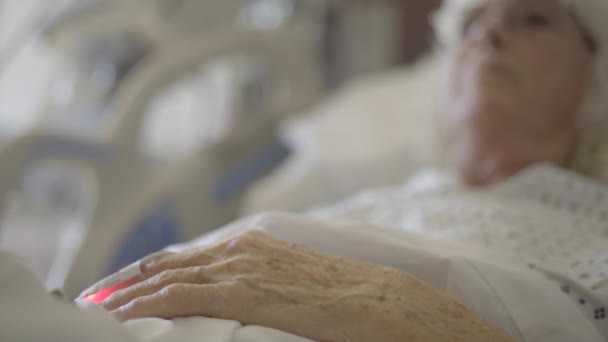 Lage hoek van handen van slapende oudere vrouw - Video