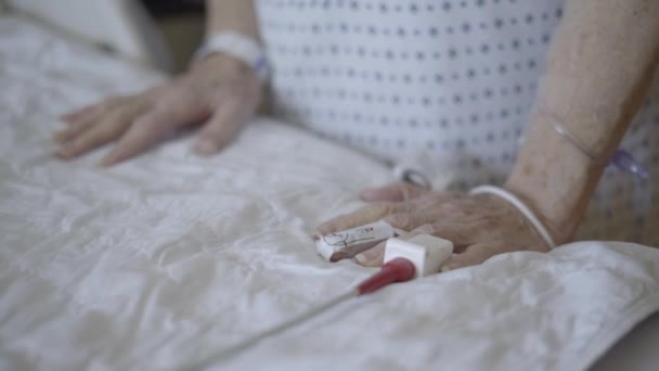 Ondiepe Dof schot van oudere patiënten handen - Video