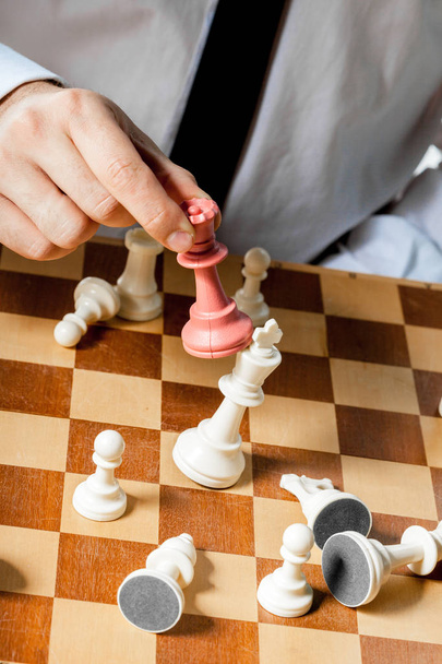 Person spielt Schach - Foto, Bild