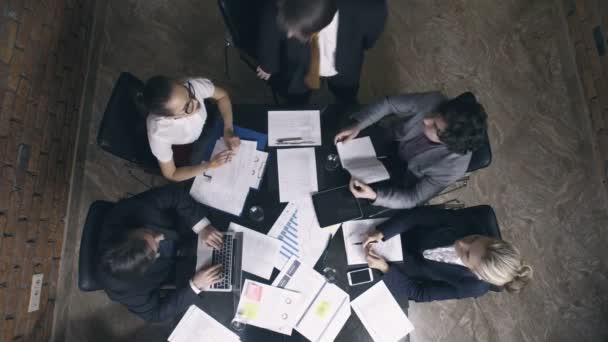 Grupo de empresarios en la sala de reuniones
 - Metraje, vídeo