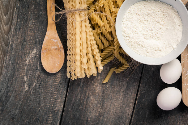 Pasta, spaghetti and flour - Фото, зображення