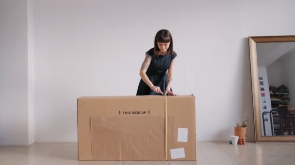 A girl receives a big package - Filmagem, Vídeo