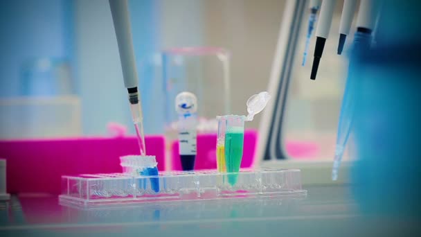 Γκρο πλαν επιστήμονας κάνει βιοχημικές αναλύει στο εργαστήριο - Πλάνα, βίντεο