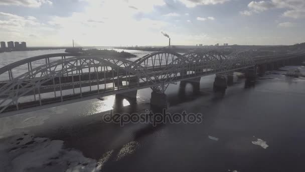 Bir kuş bakışı görünüme ile kış Bridge'de - Video, Çekim