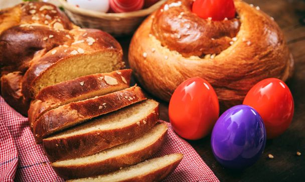 Pan tradicional de Pascua sobre fondo de madera
 - Foto, imagen