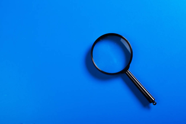 magnifying glass on blue - Foto, Imagen