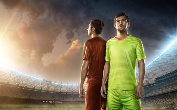 два футболиста на футбольном поле
 - Фото, изображение