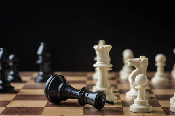 Chess figures on chess board - Φωτογραφία, εικόνα