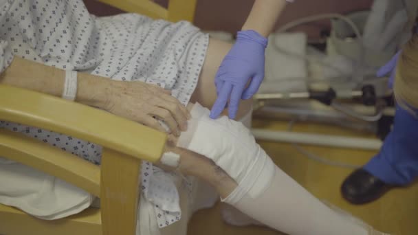 Verpleegkundige applys nieuwe jurk tot vervanging van de knie wond - Video