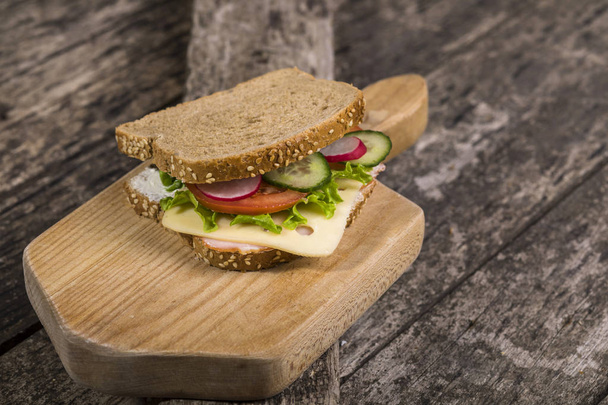 Gesundes Sandwich mit Vollkornbrot - Foto, Bild