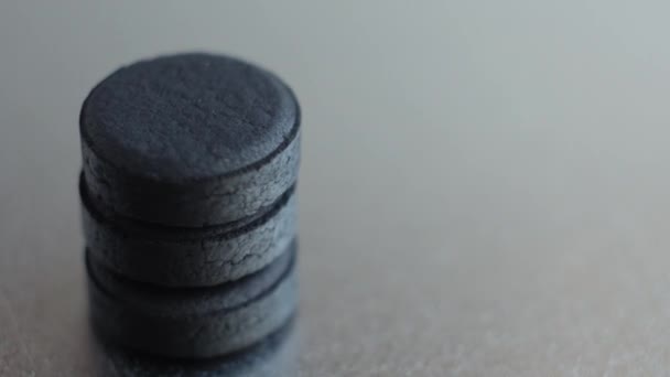 aktivált szén tabletta elszigetelt fémes háttere. - Felvétel, videó