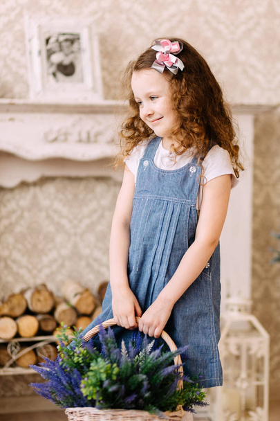 Portrait de litlle fille tenant bouquet de lavande
 - Photo, image