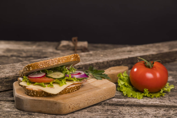 Здоровый сэндвич из цельного зерна
 - Фото, изображение