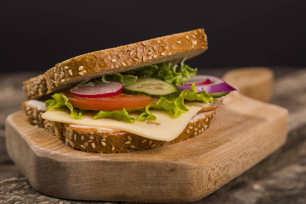 Bütün tahıl ekmeği ile yapılan sağlıklı sandviç - Fotoğraf, Görsel