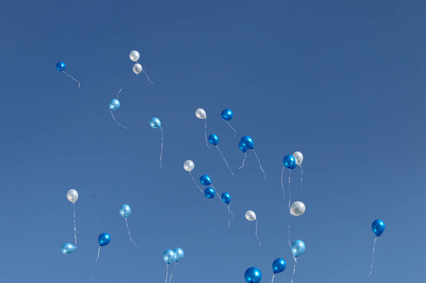 ballons volant dans le ciel, soulevant des boules dans le ciel ouvert
 - Photo, image