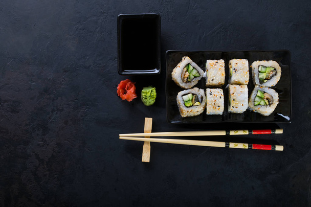 Uramaki sushi sur fond noir
 - Photo, image