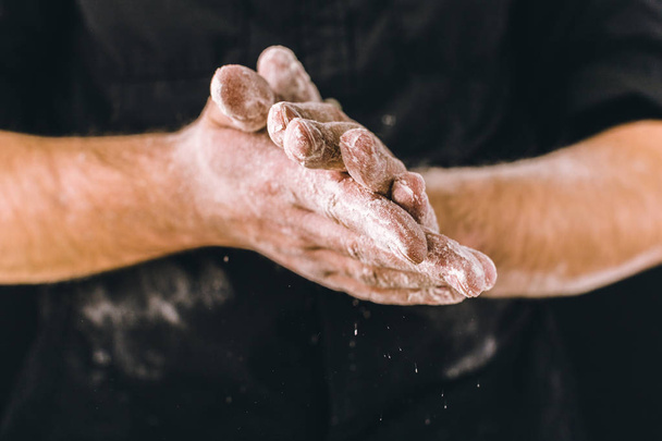 man baker works with flour - Zdjęcie, obraz