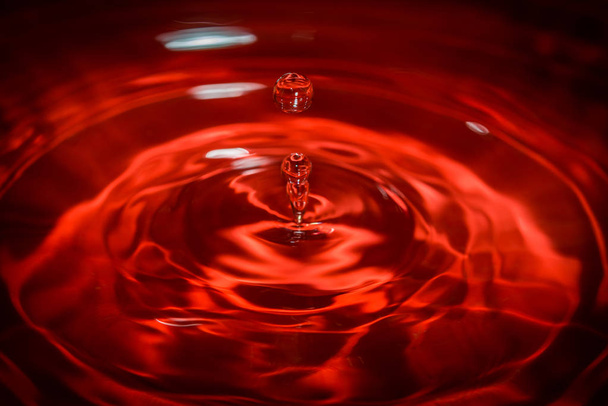 Вода падает волны с красным фоном и отражением
 - Фото, изображение