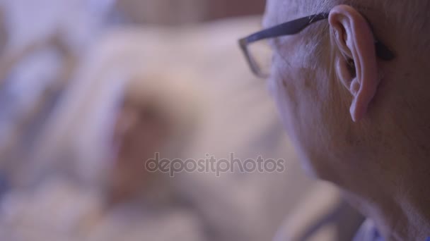 Bejaarden verzorger bezoeken met vrouw - Video