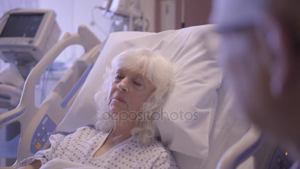 Paciente idoso fala com um ente querido
 - Filmagem, Vídeo