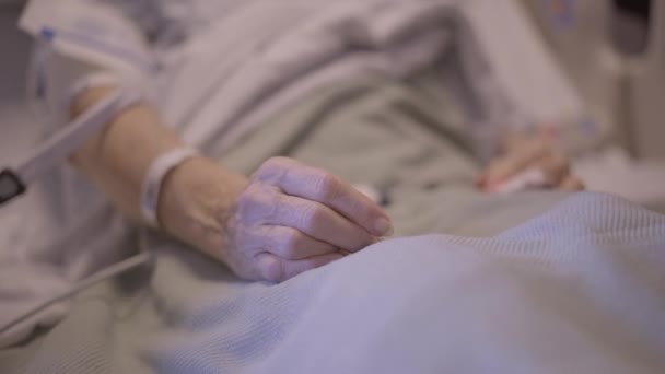 Detail van de oudere patiënten handen in bed - Video