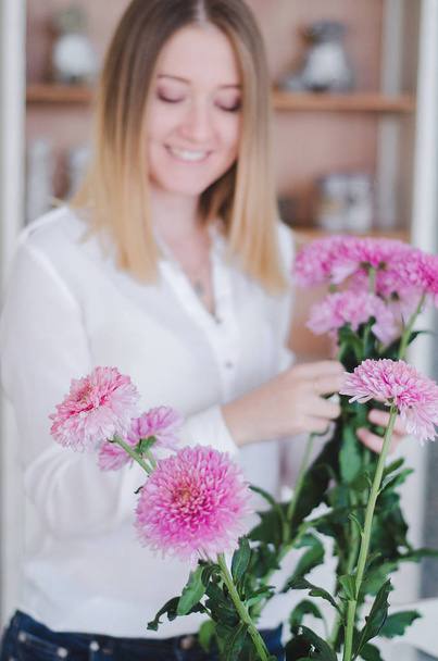  Chica feliz en casa con flores
 - Foto, imagen