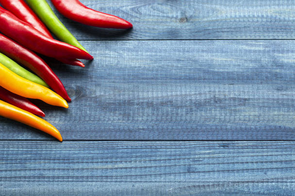 chilli papričky Cayenne na dřevěný stůl - Fotografie, Obrázek